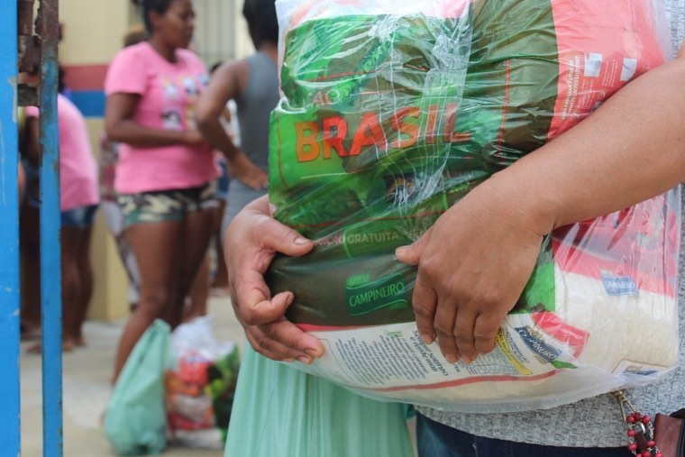 Entrega de cestas básicas a famílias em situação de extrema pobreza